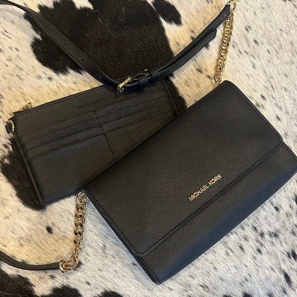 Michael Kors Elegant Black Crossbody with Gold Details - Picture 1 of 4